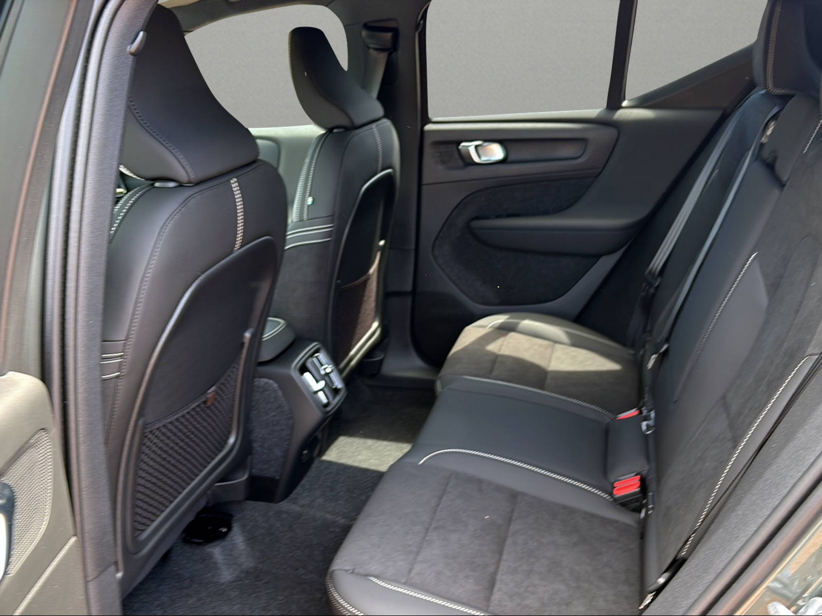 VOLVO XC40 B3 Benzin Mild Hybrid Plus Dark DCT-image-6