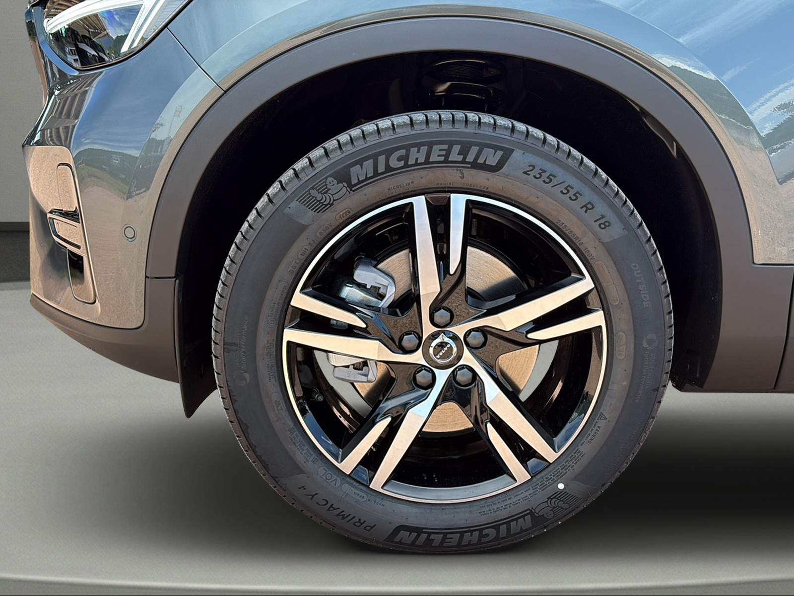 VOLVO XC40 B3 Benzin Mild Hybrid Plus Dark DCT-showroom-element-2