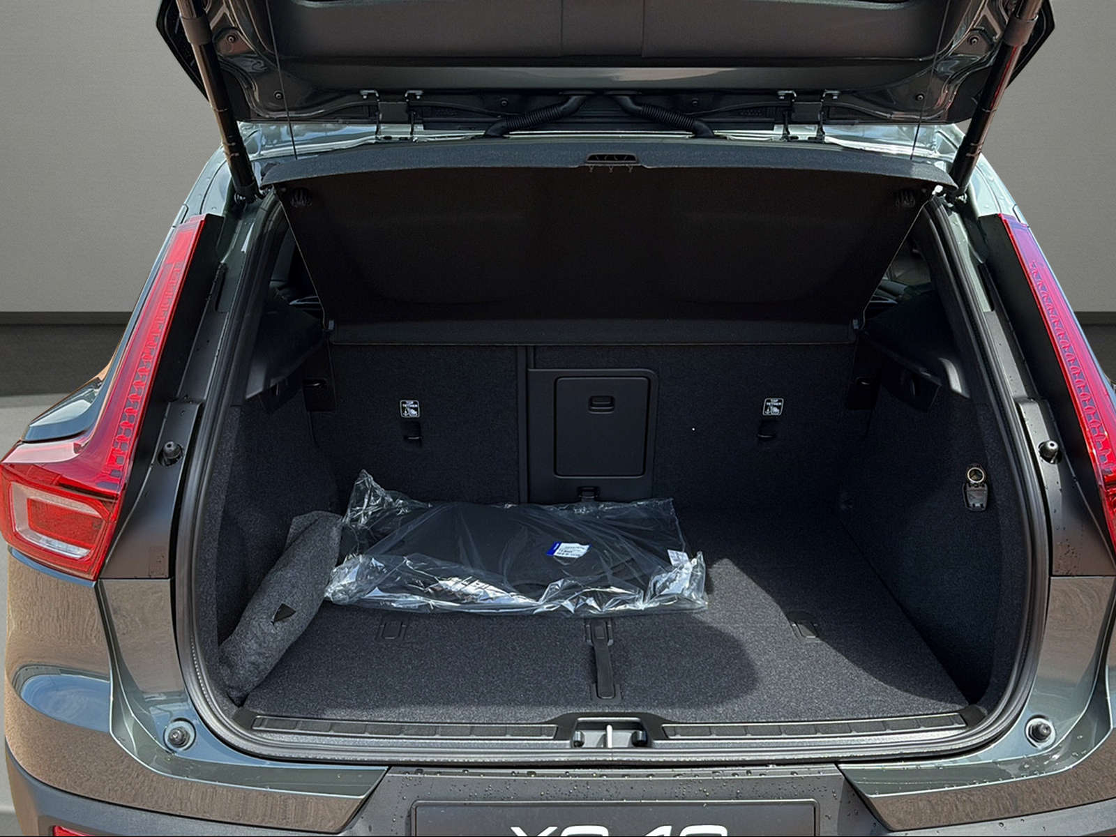 VOLVO XC40 B3 Benzin Mild Hybrid Plus Dark DCT-image-9