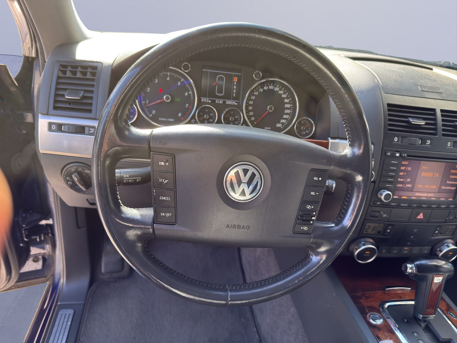 VW Touareg 4.2 V8 Automatic-image-9