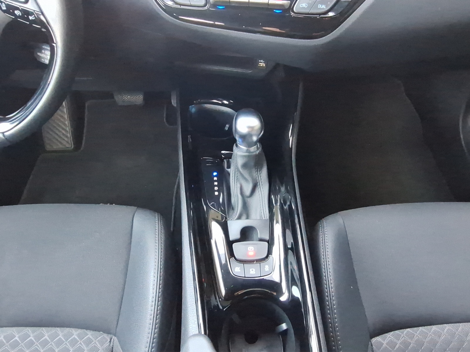 TOYOTA C-HR 1.8 VVTi HSD Trend-image-6