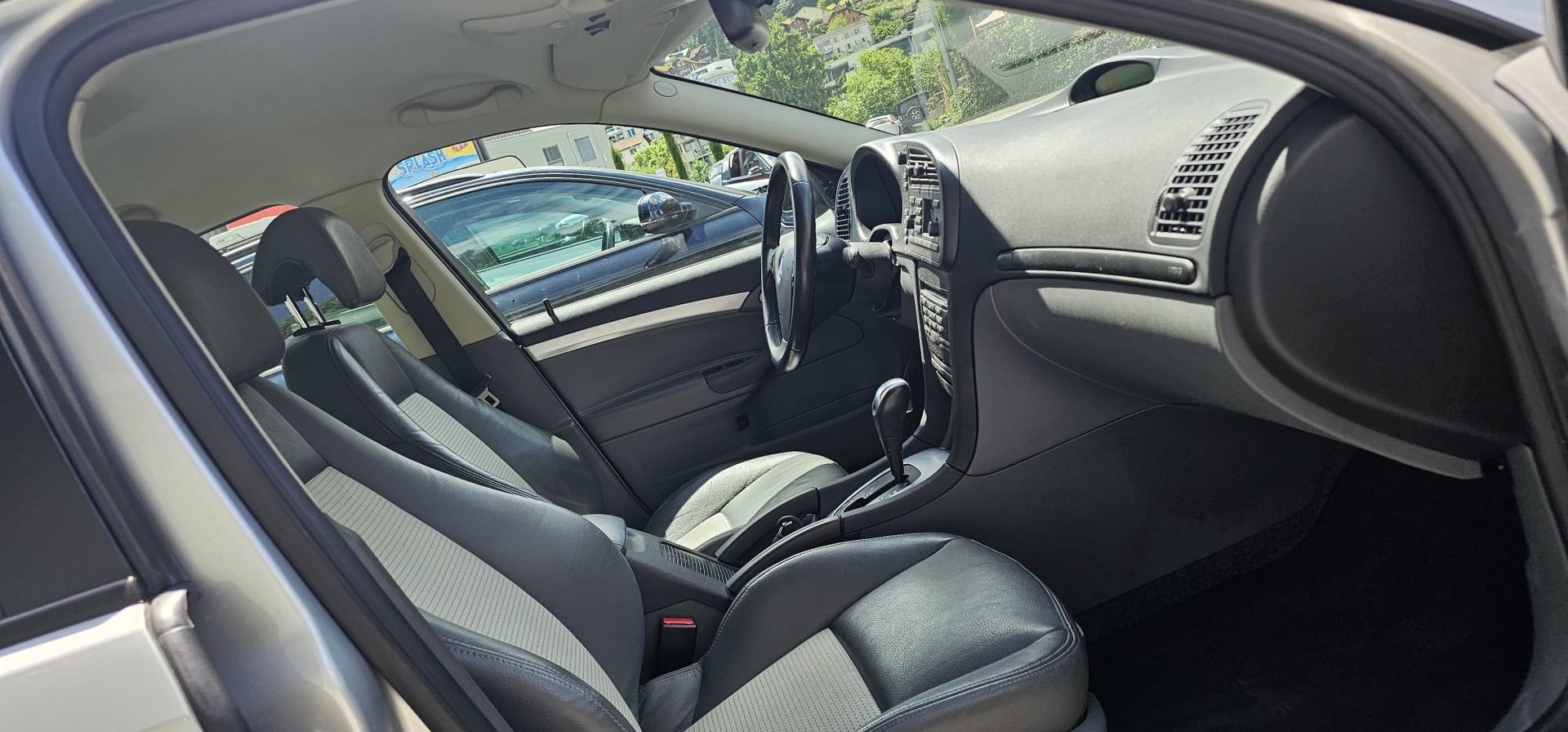 SAAB 9-3 2.0t Vector-image-9