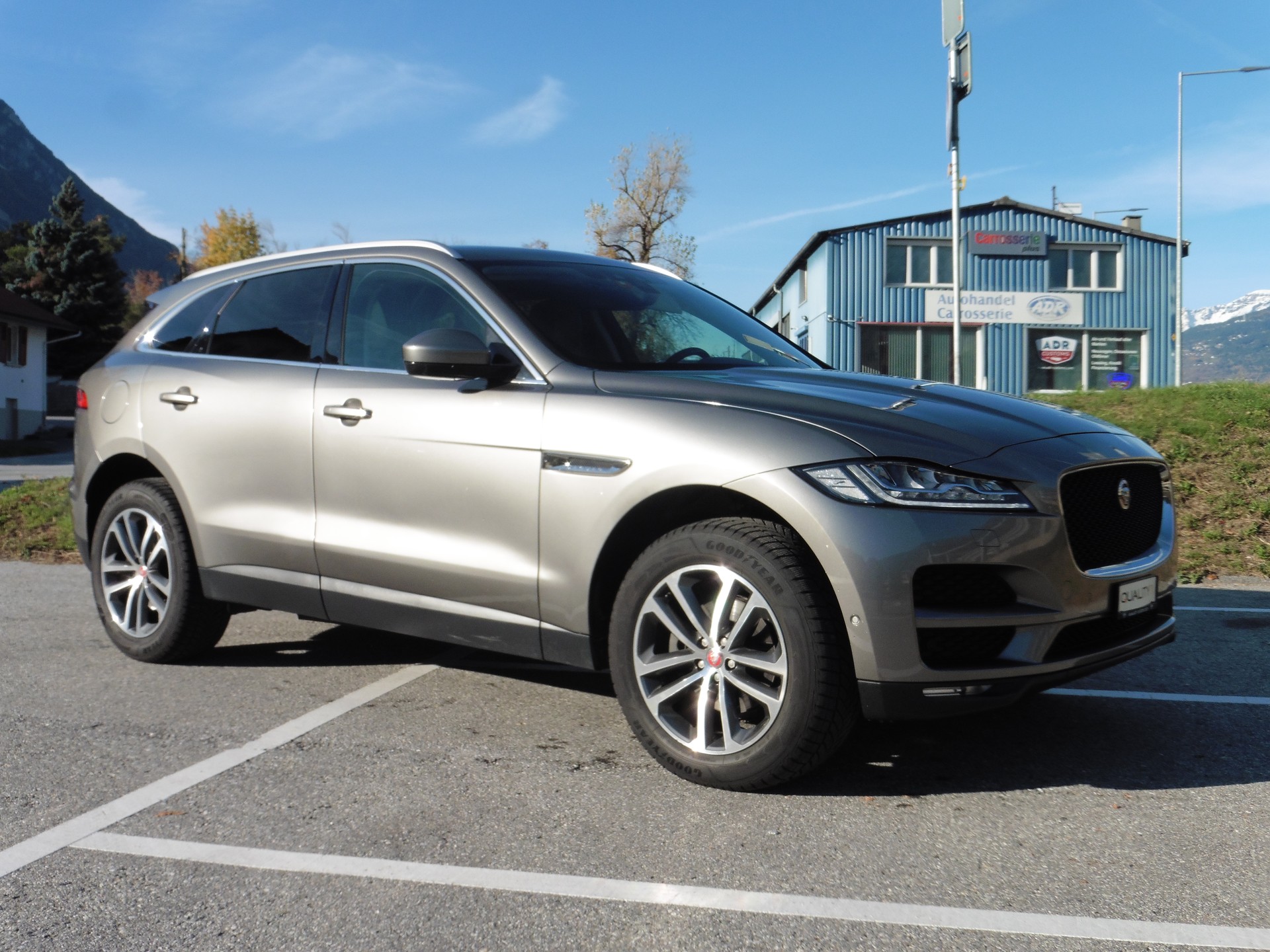 JAGUAR F-Pace 25d Prestige AWD Automatik-image-1