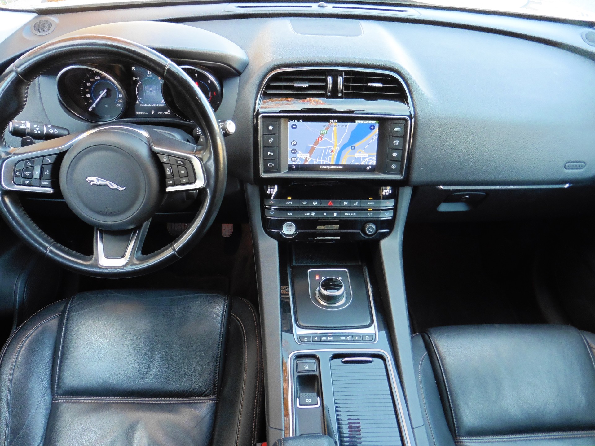 JAGUAR F-Pace 25d Prestige AWD Automatik-image-9