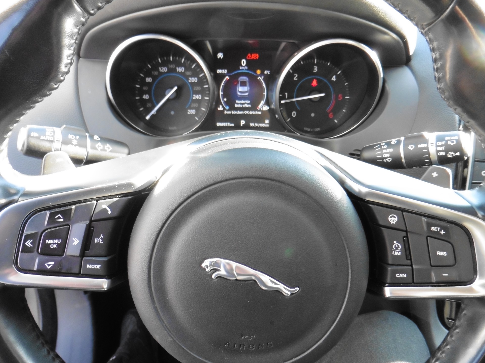 JAGUAR F-Pace 25d Prestige AWD Automatik-image-16