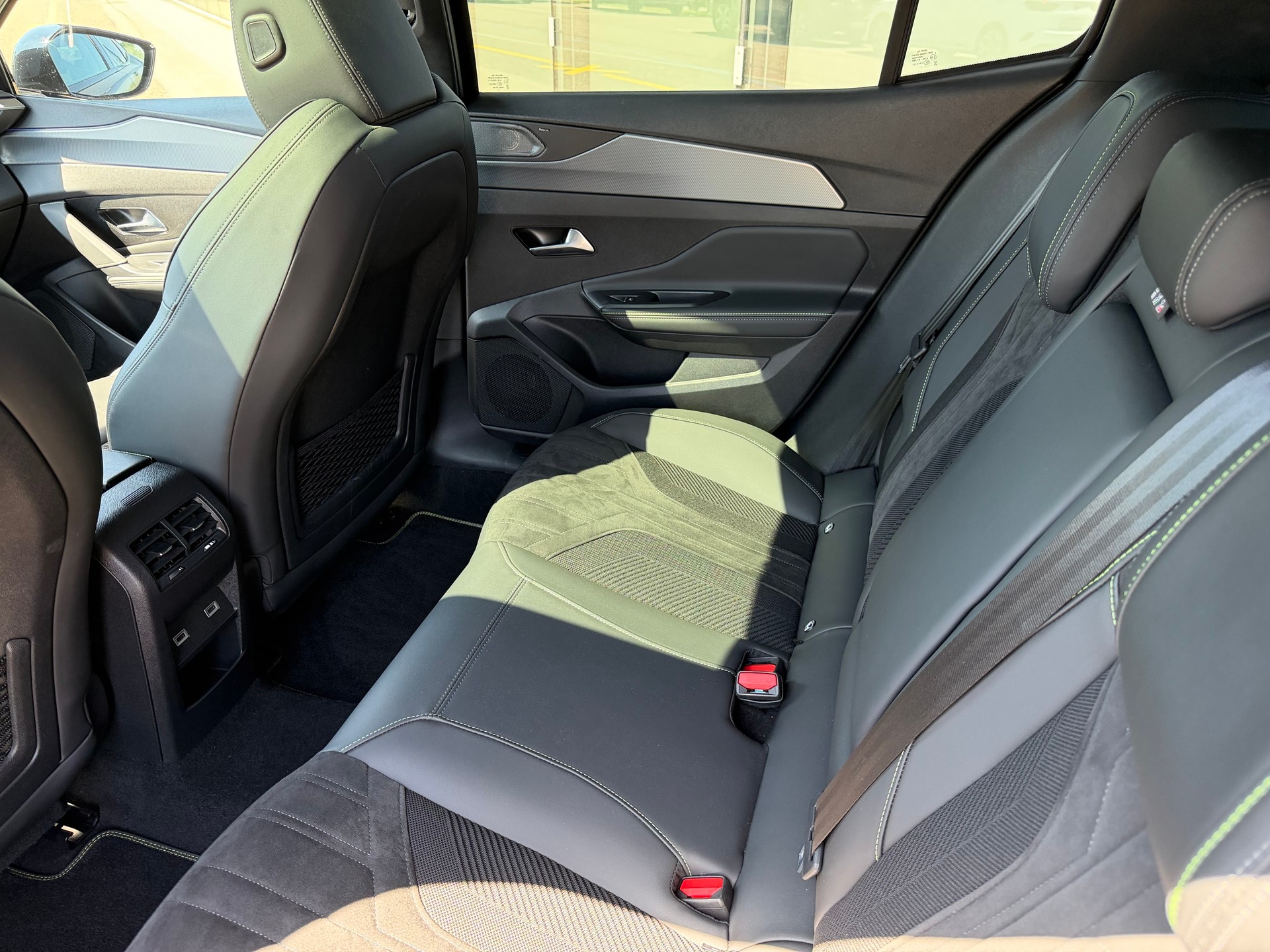PEUGEOT 408 1.6 PHEV 225 GT SPORT - PANORAMA - ANHÄNGERKUPPLUNG-image-13