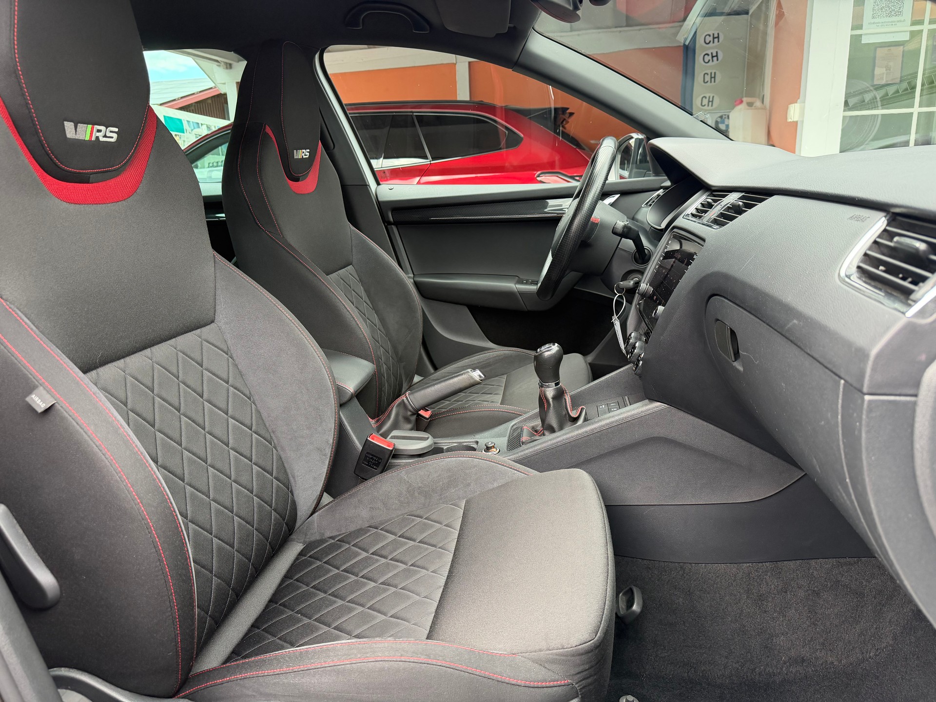 SKODA Octavia Combi 2.0 TSI RS-image-17