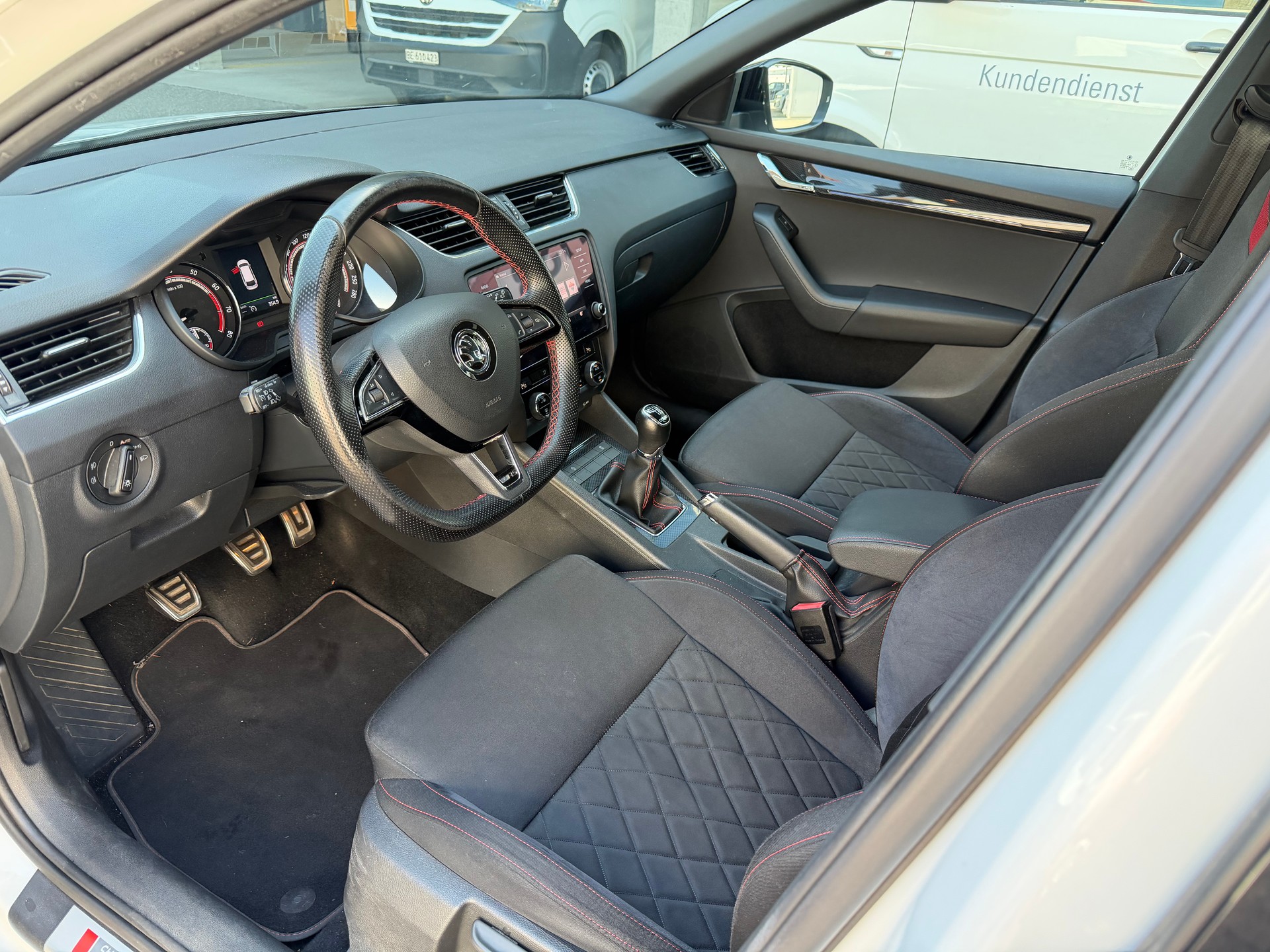 SKODA Octavia Combi 2.0 TSI RS-image-22
