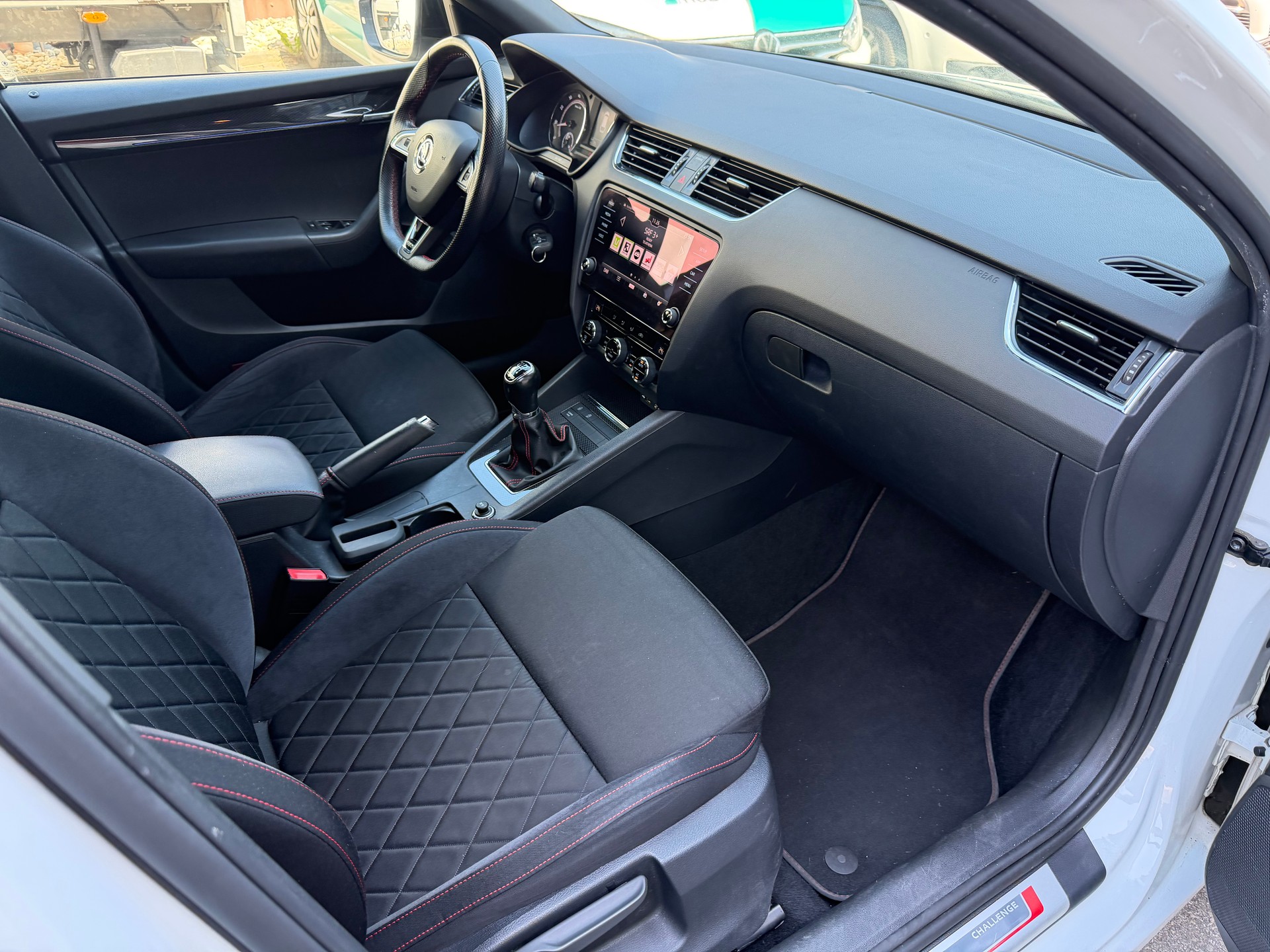 SKODA Octavia Combi 2.0 TSI RS-image-17