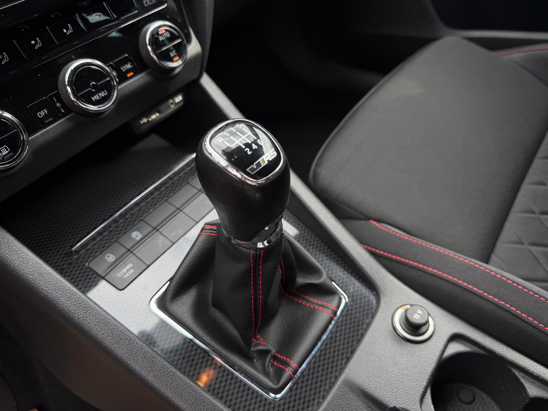 SKODA Octavia Combi 2.0 TSI RS-image-24