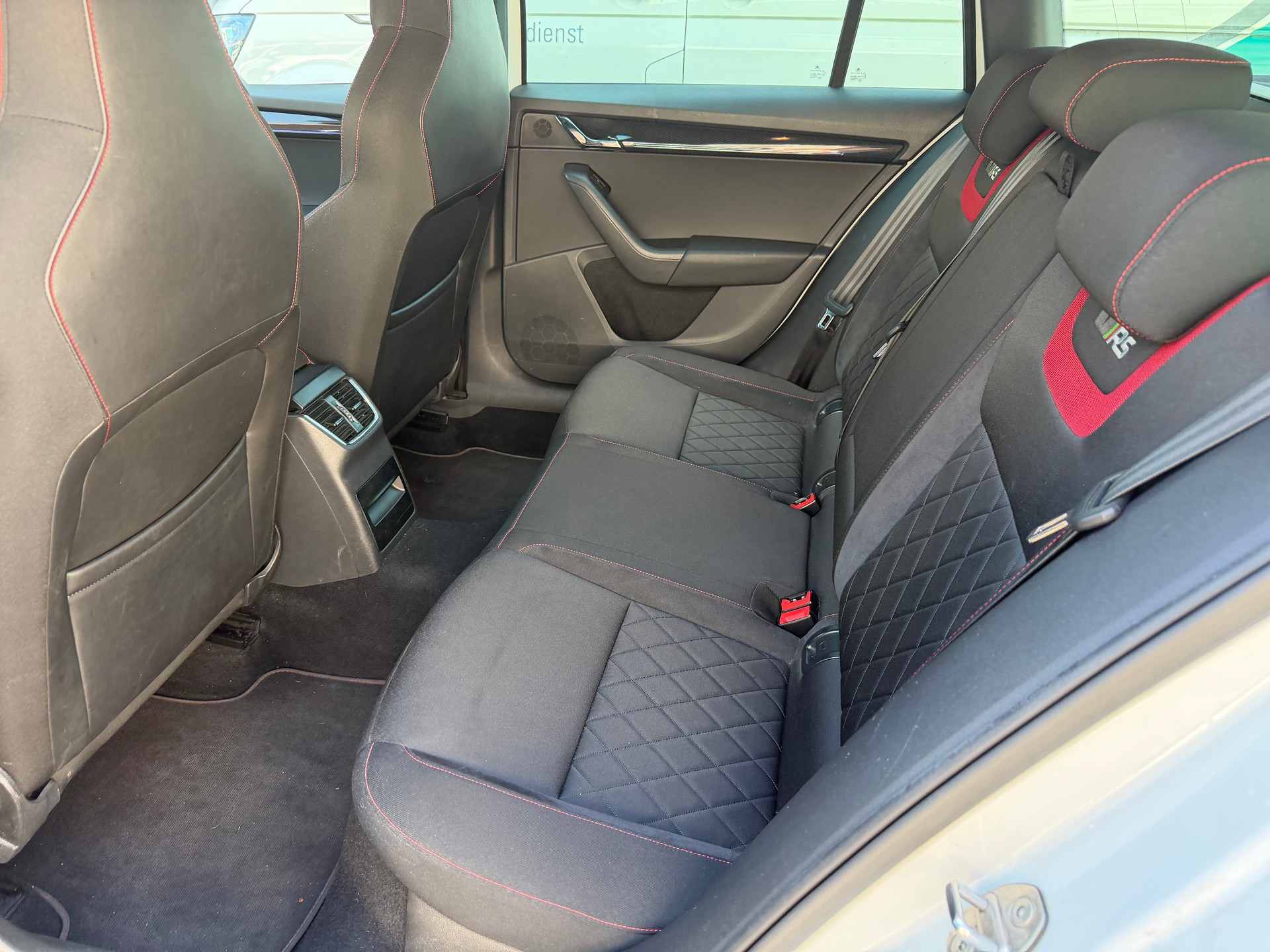 SKODA Octavia Combi 2.0 TSI RS-image-23