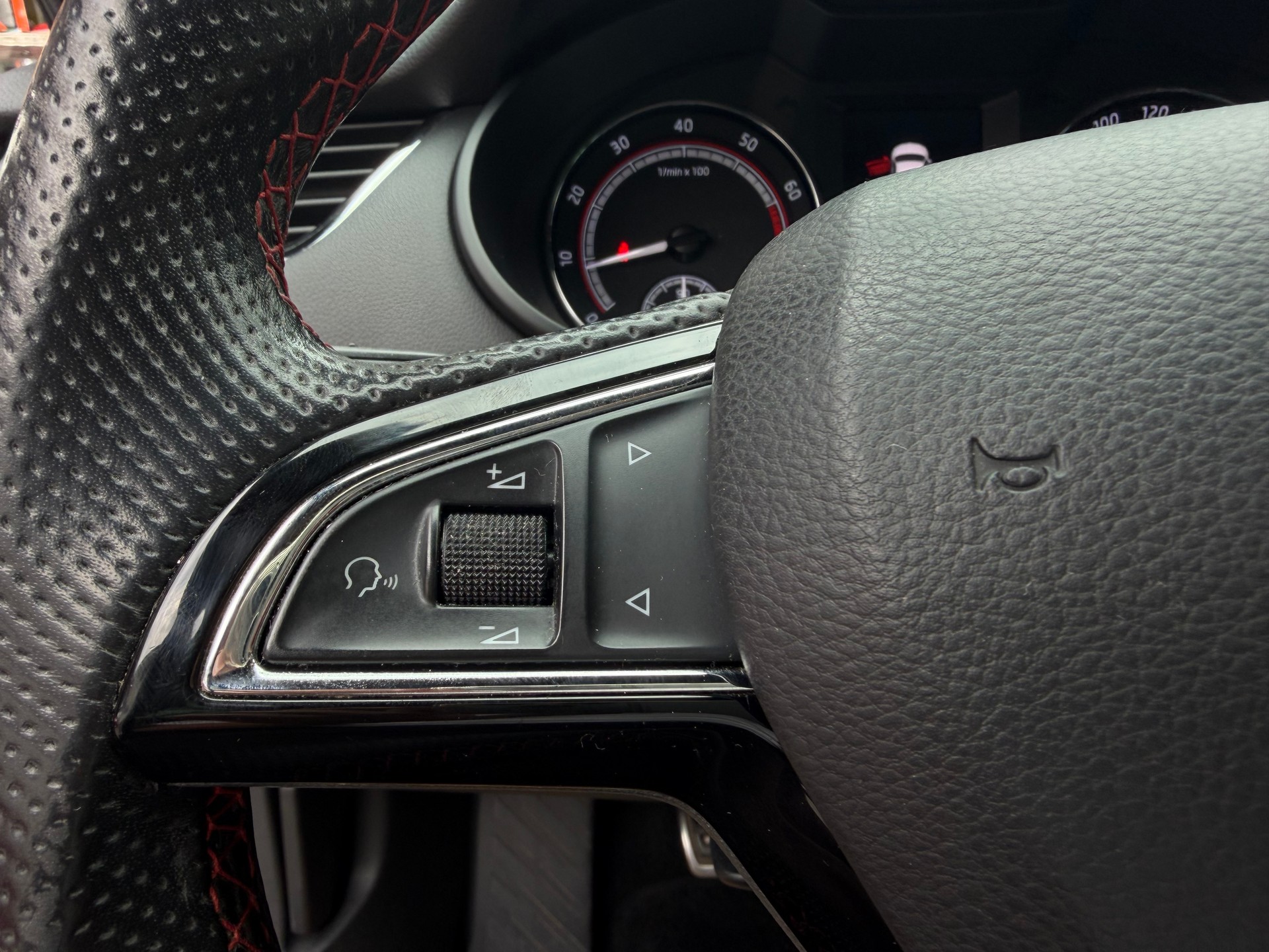 SKODA Octavia Combi 2.0 TSI RS-image-21
