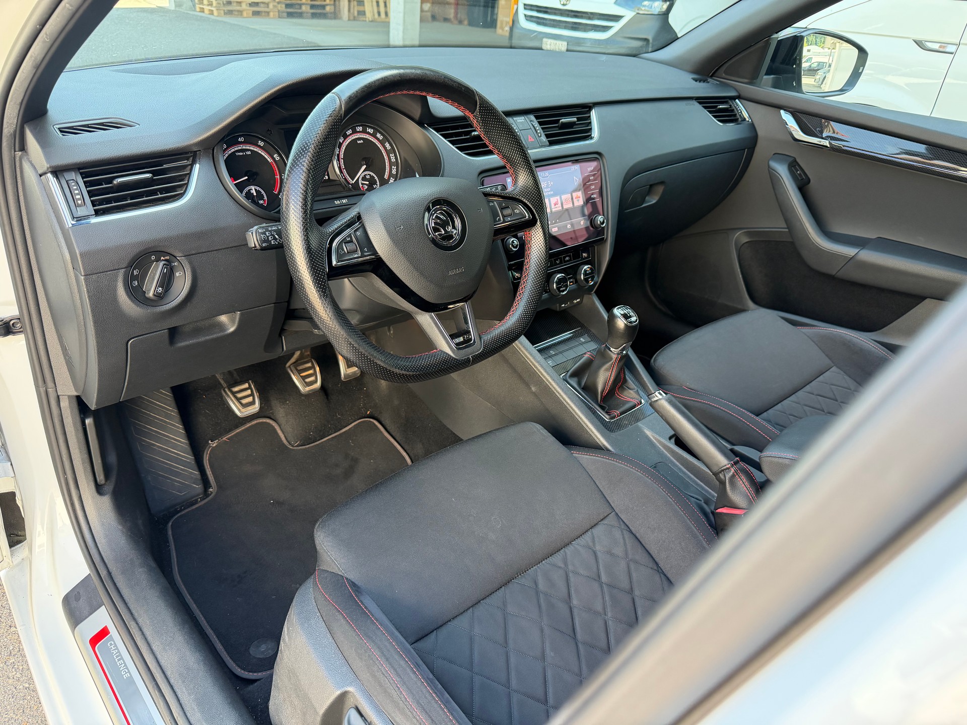 SKODA Octavia Combi 2.0 TSI RS-image-21