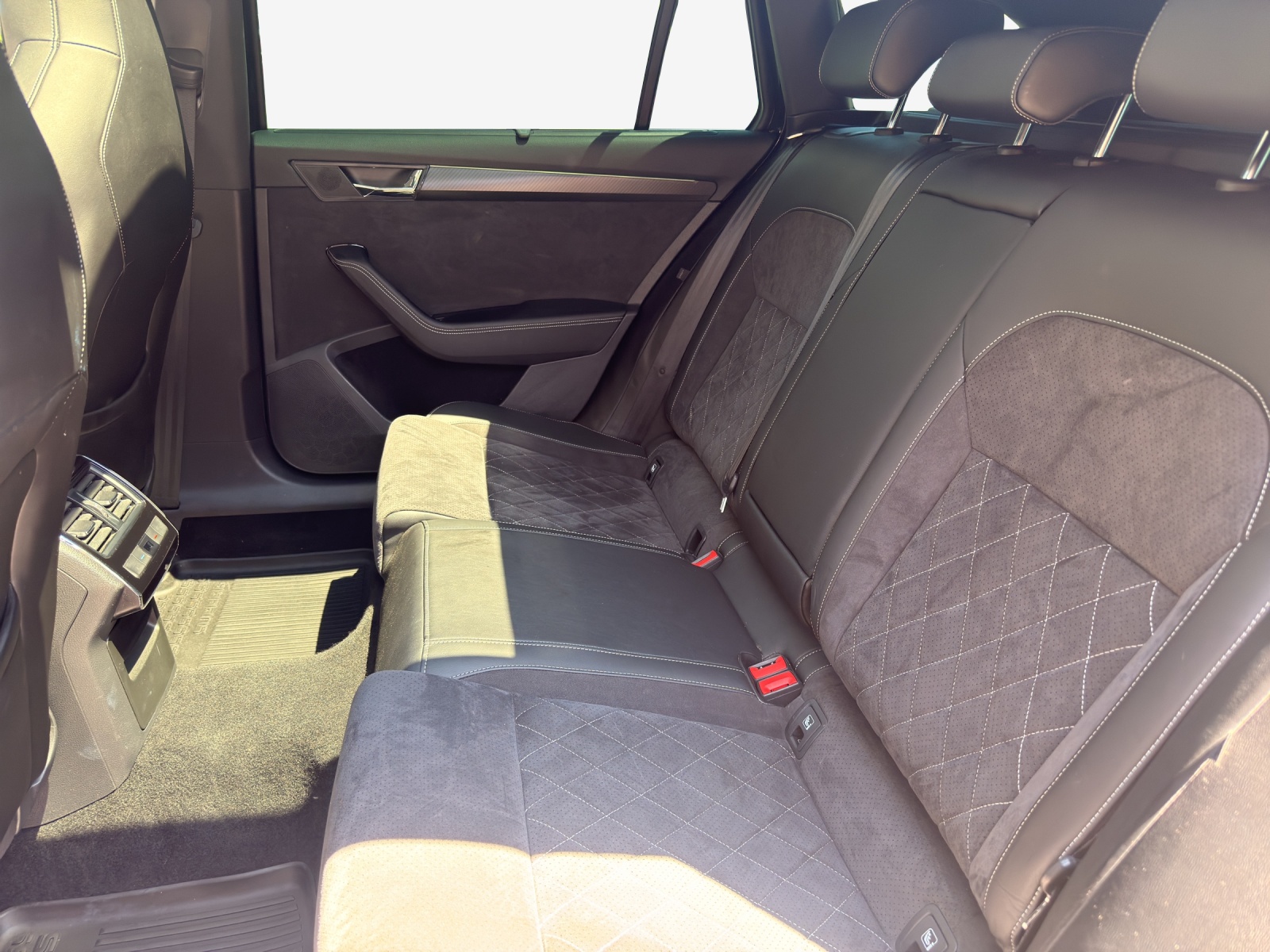 SKODA Superb Combi 2.0 TDi SportLine 4x4 DSG-image-11