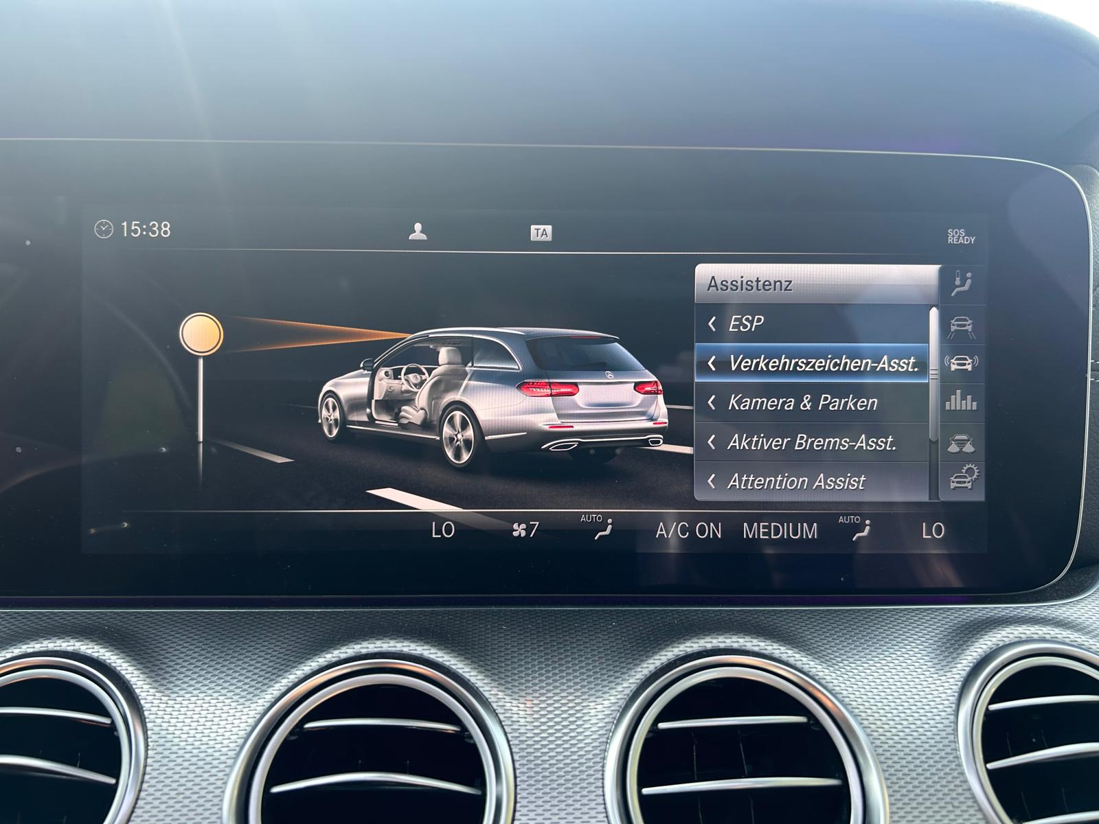 MERCEDES-BENZ E 220 d AMG Line 9G-Tronic-image-28