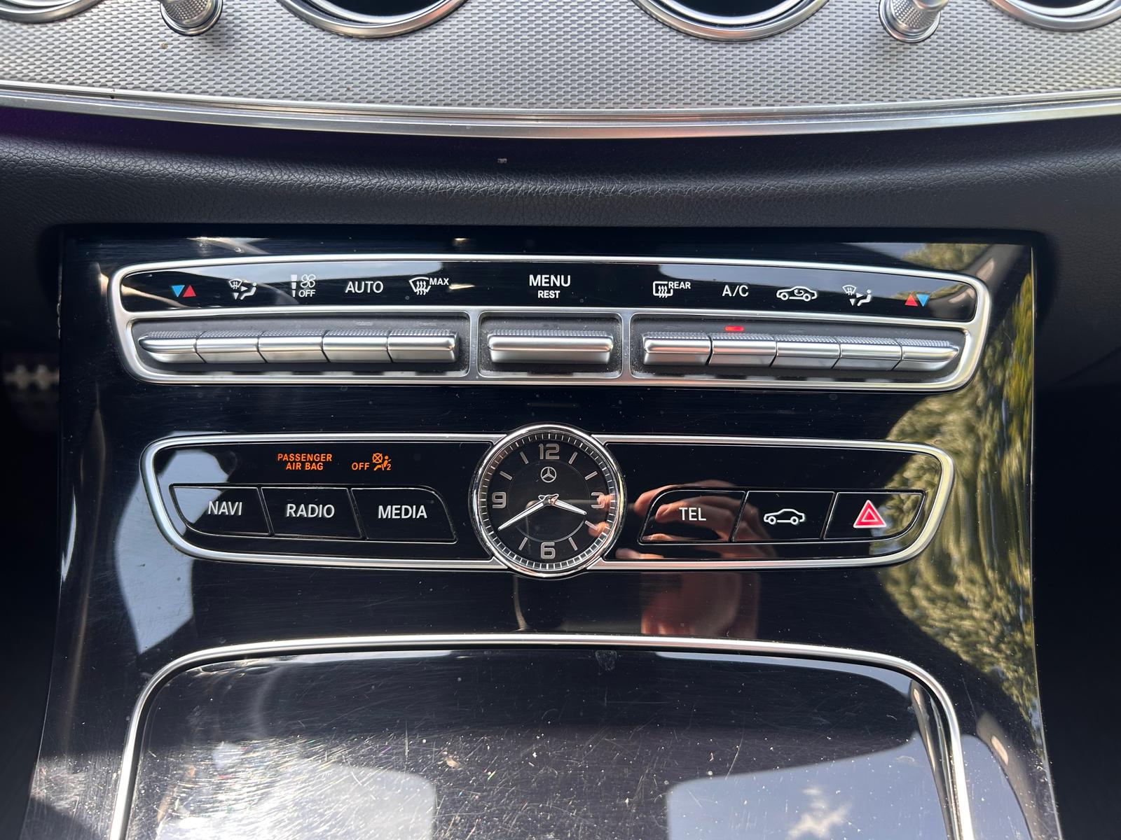 MERCEDES-BENZ E 220 d AMG Line 9G-Tronic-image-25