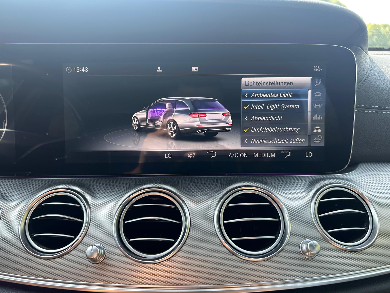 MERCEDES-BENZ E 220 d AMG Line 9G-Tronic-image-30