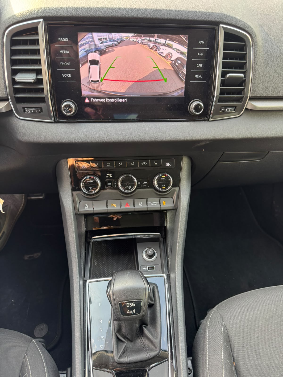 SKODA Karoq 2.0 TDI CR Smile 4x4 DSG-image-11