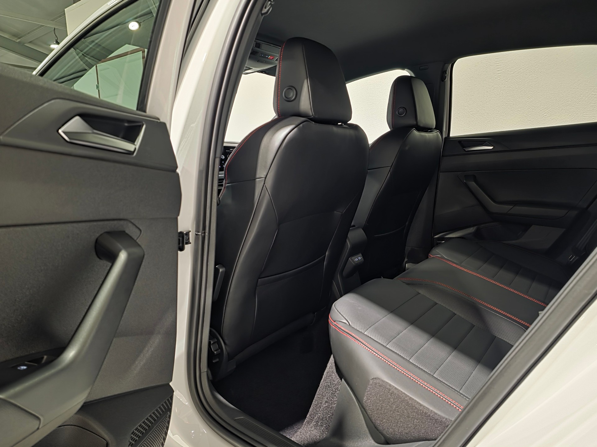 VW Polo 2.0 TSI GTI DSG-image-15