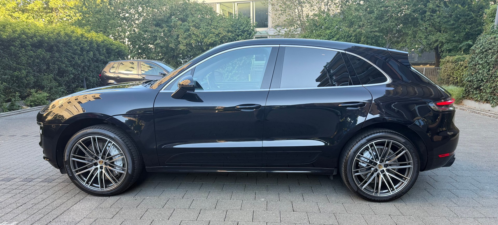 PORSCHE Macan Turbo-image-2