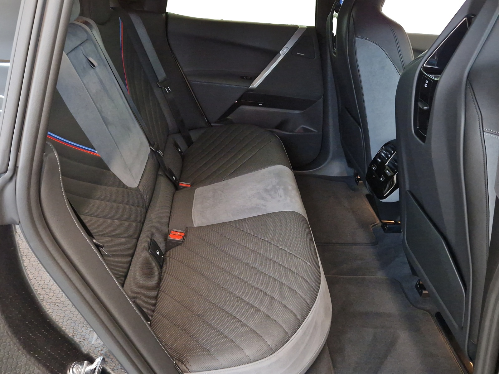 BMW iX xDrive60 M Sport Pro-image-21