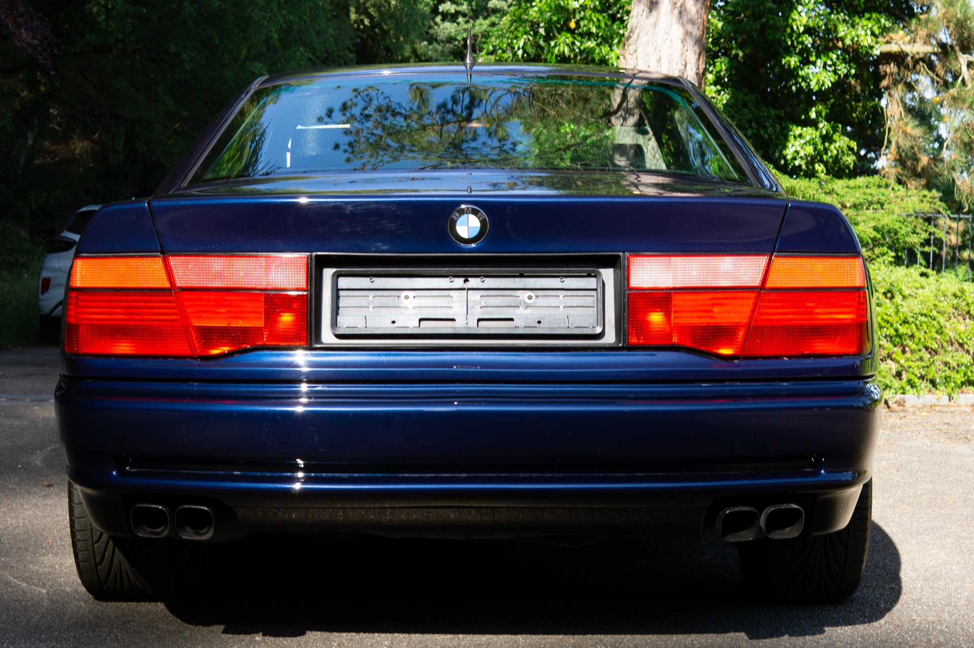 BMW 850i-image-2