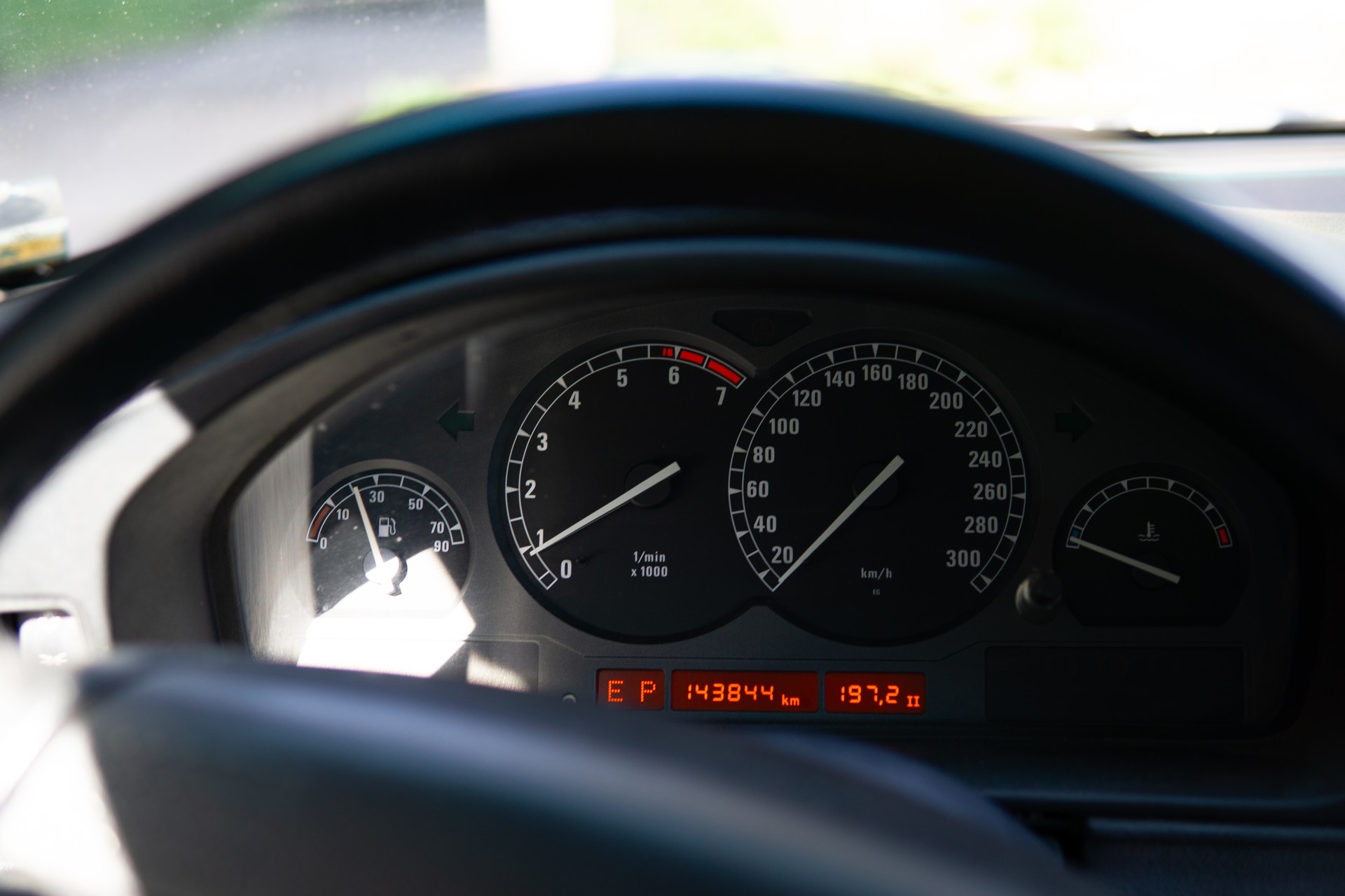 BMW 850i-image-8