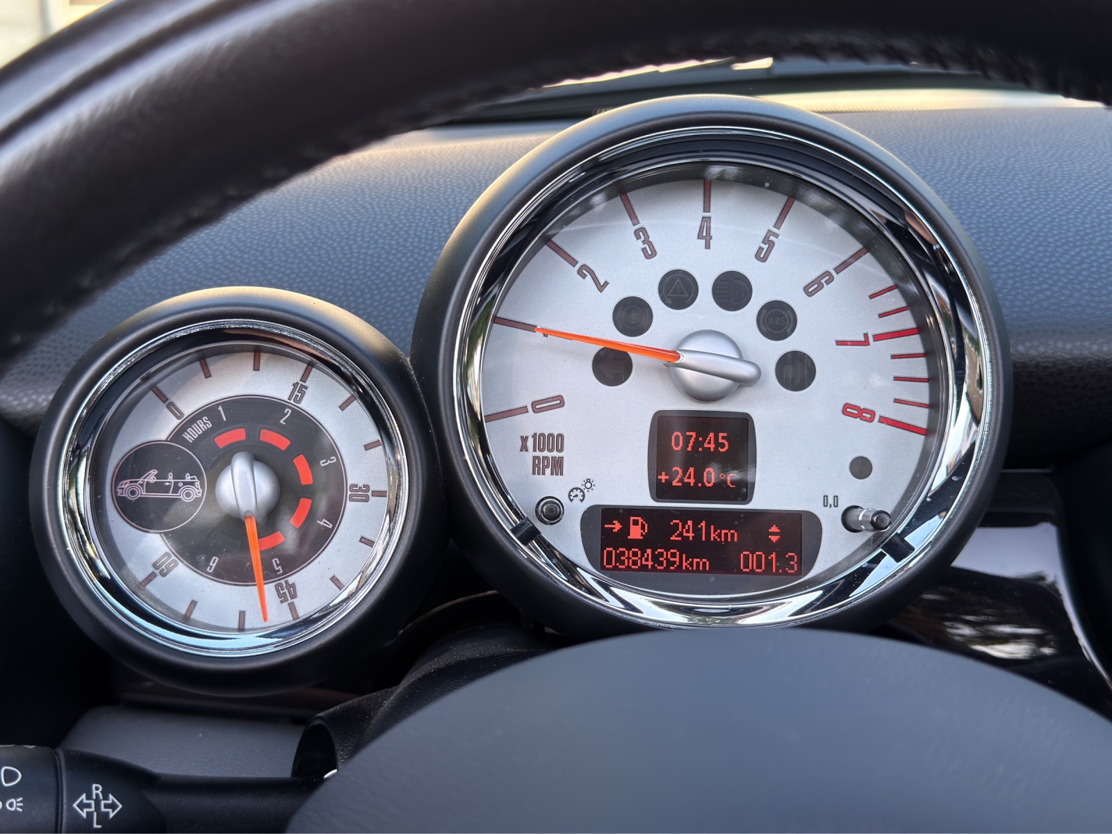 MINI One Cabriolet-image-11