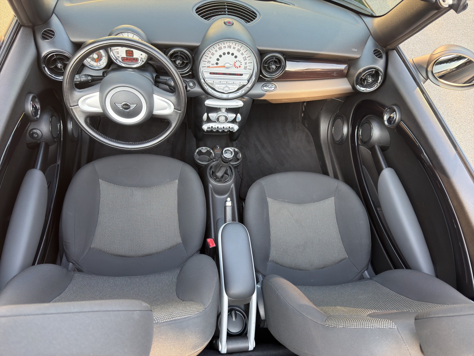 MINI One Cabriolet-image-12