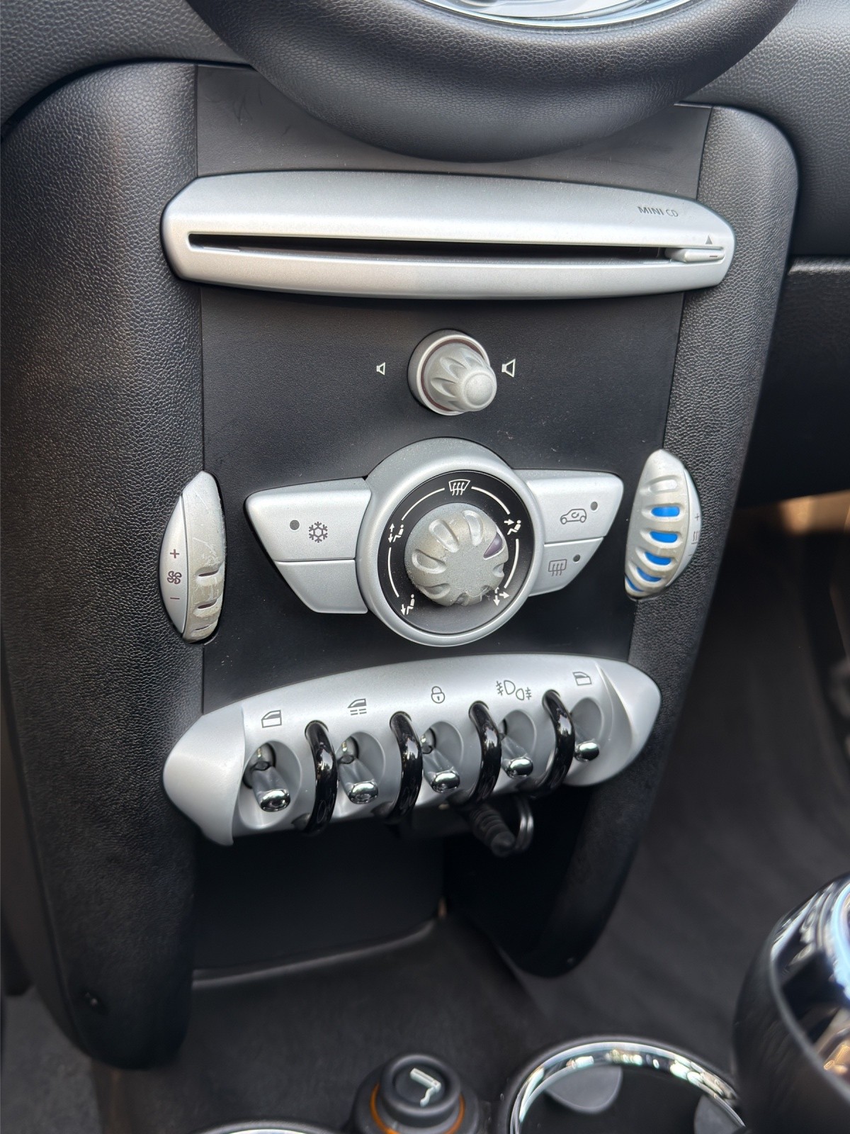 MINI One Cabriolet-image-13