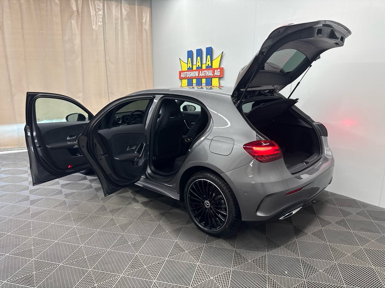 MERCEDES-BENZ A 250 e DCT AMG-image-11