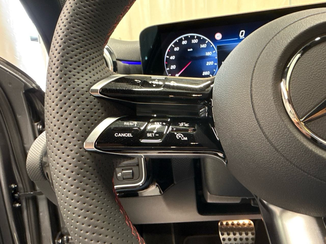 MERCEDES-BENZ A 250 e DCT AMG-image-6