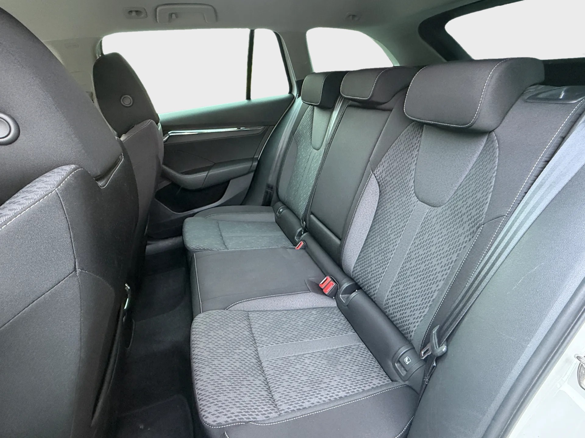 SKODA Octavia Combi 1.5 TSI mHEV DSG Style-image-9
