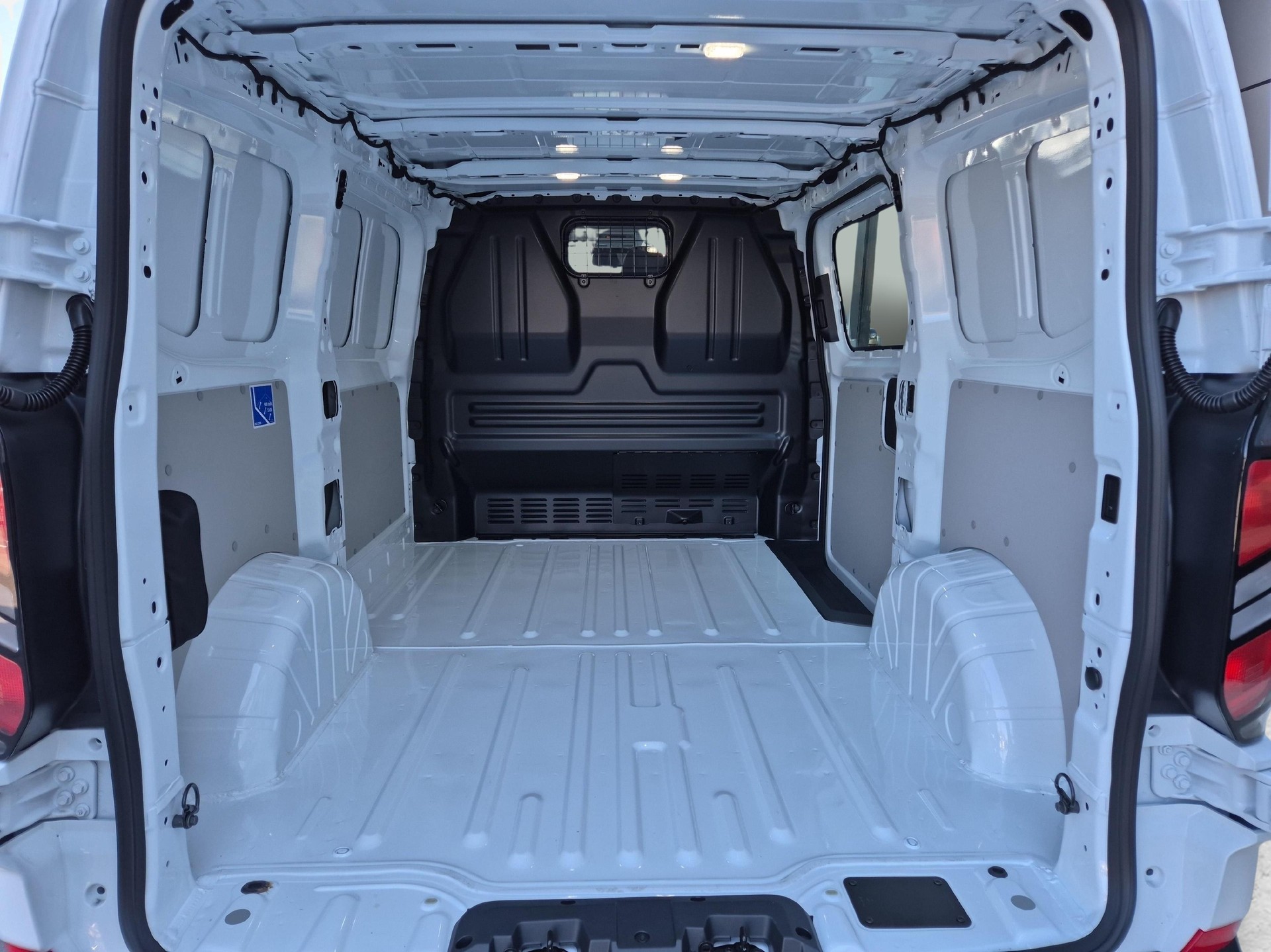 FORD Transit C Van 320 L1 2.0 EcoBlue 136 Trend-image-11