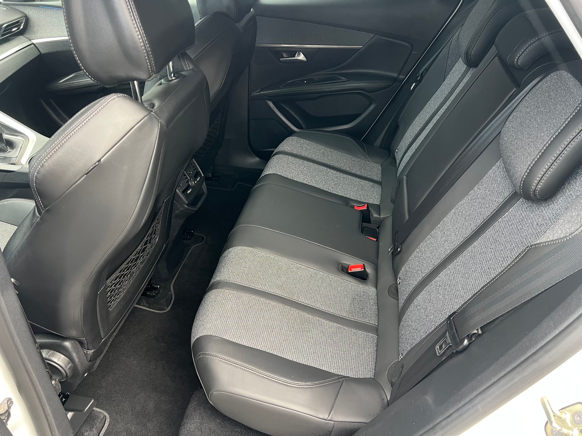PEUGEOT 3008 1.2 PureTech-image-11