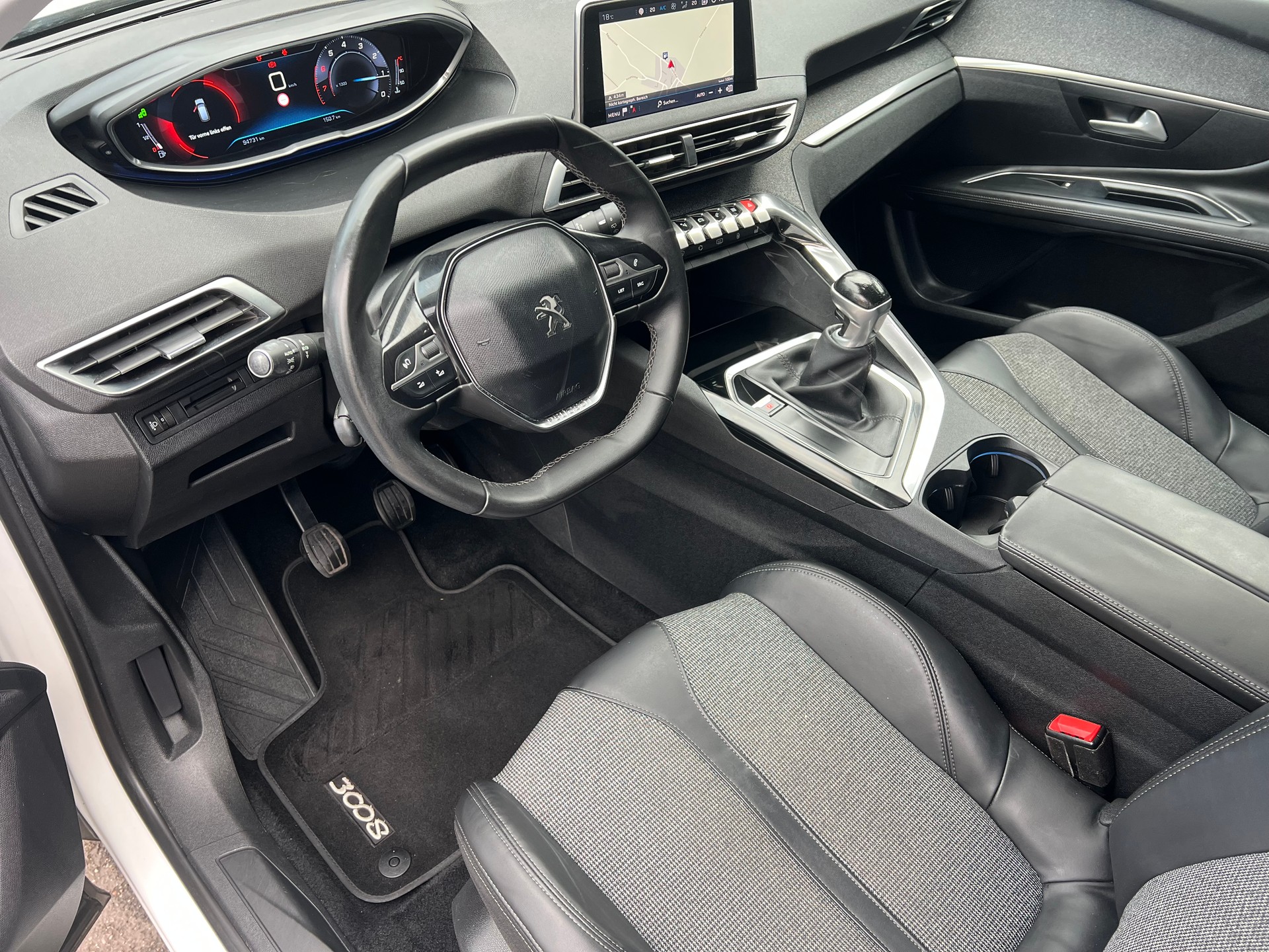 PEUGEOT 3008 1.2 PureTech-image-8