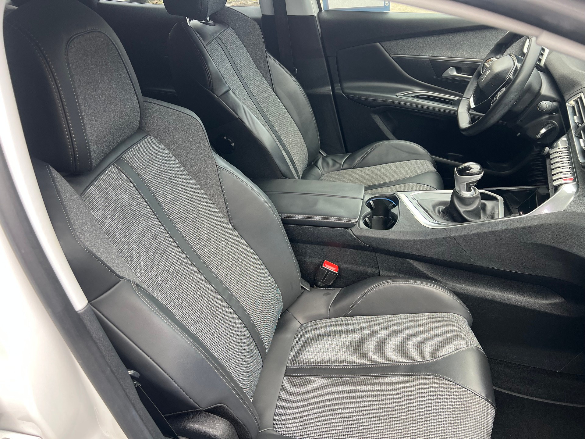 PEUGEOT 3008 1.2 PureTech-image-10