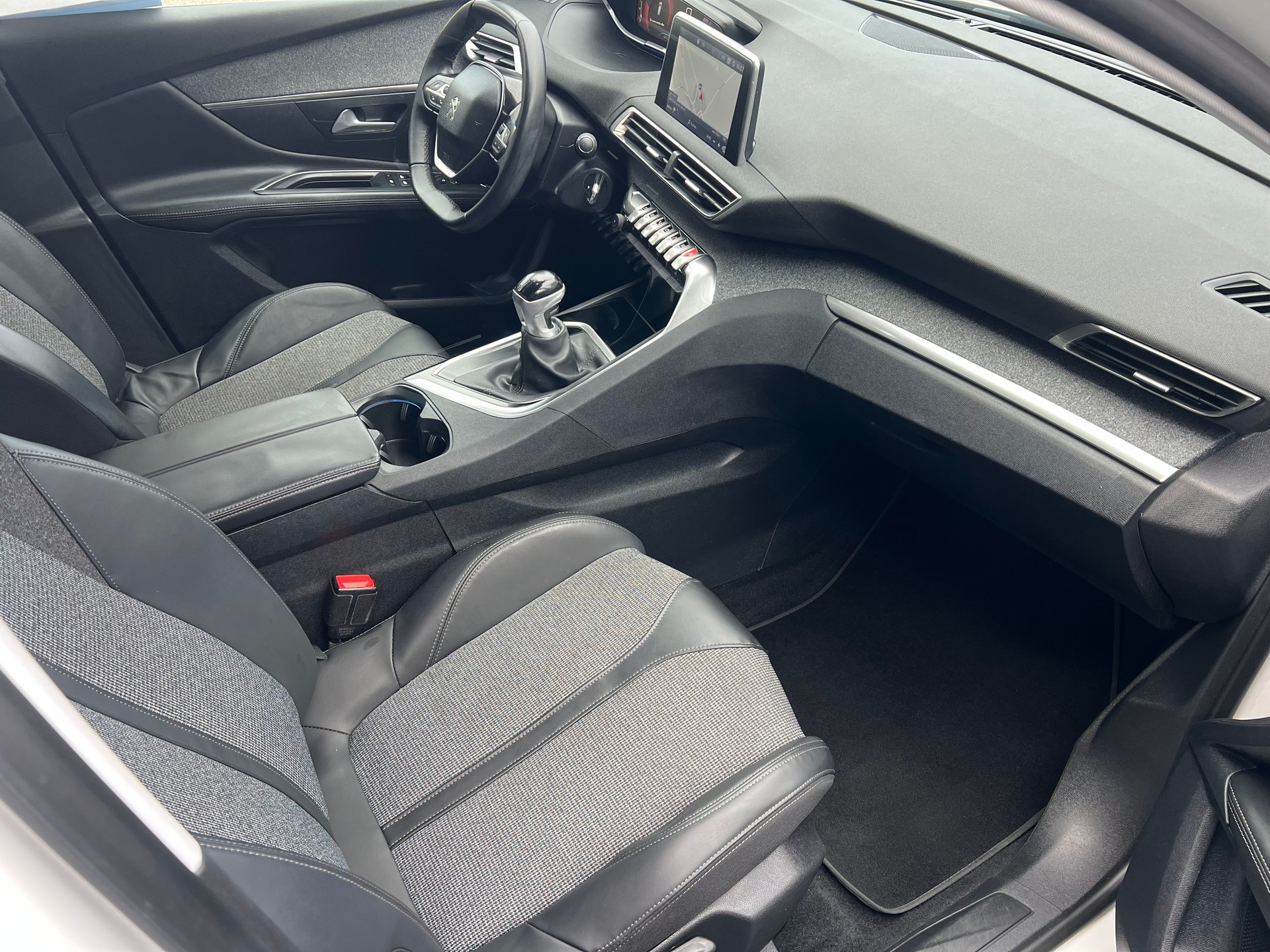 PEUGEOT 3008 1.2 PureTech-image-9
