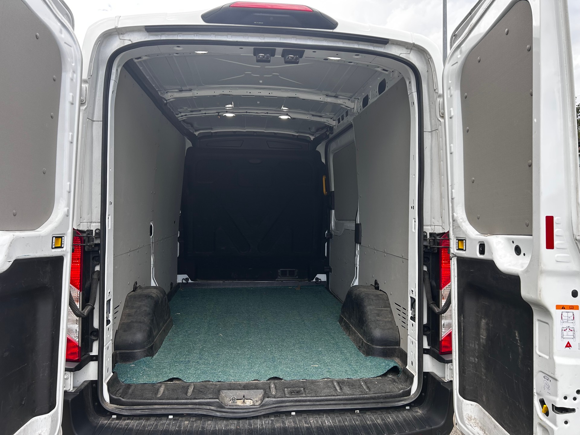 FORD Transit Van 350 L2 Limited 2.0 TDCi 130 HEV1 FWD-image-8