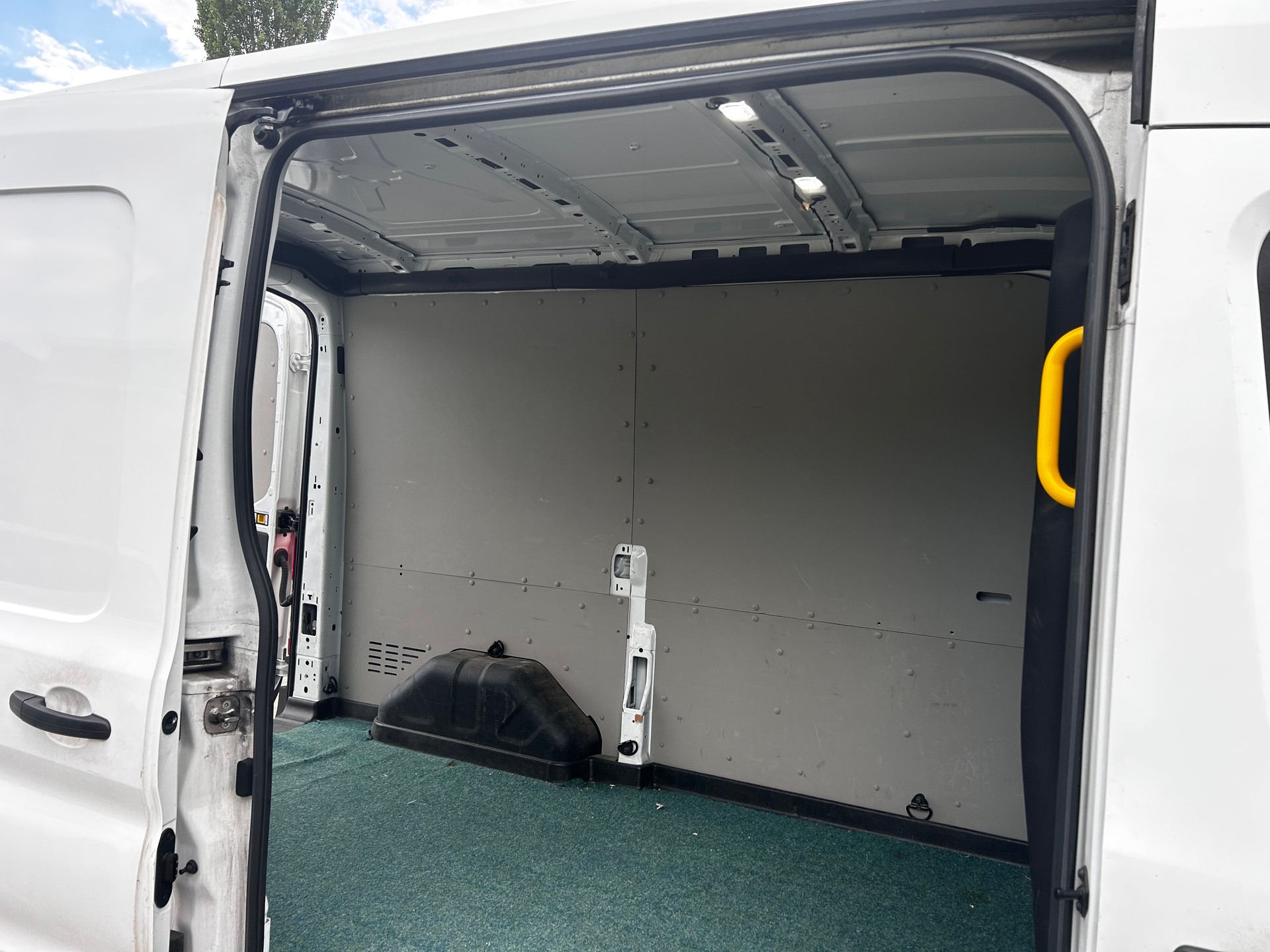 FORD Transit Van 350 L2 Limited 2.0 TDCi 130 HEV1 FWD-image-9