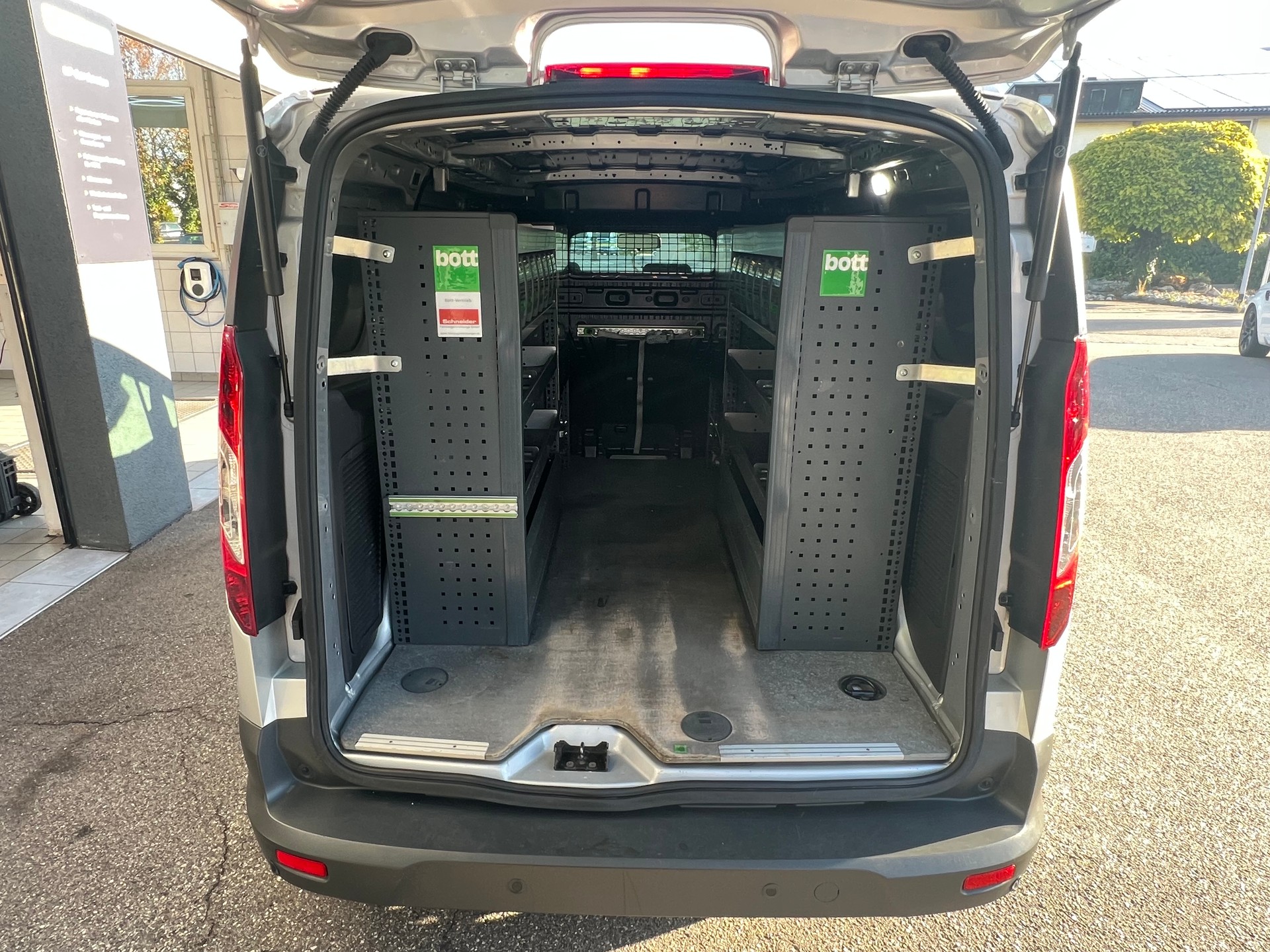 FORD Transit Connect Van T230 1.5 TDCi Ambiente A * BOTT Innenausbau * Doppelschiebetüren *-image-11