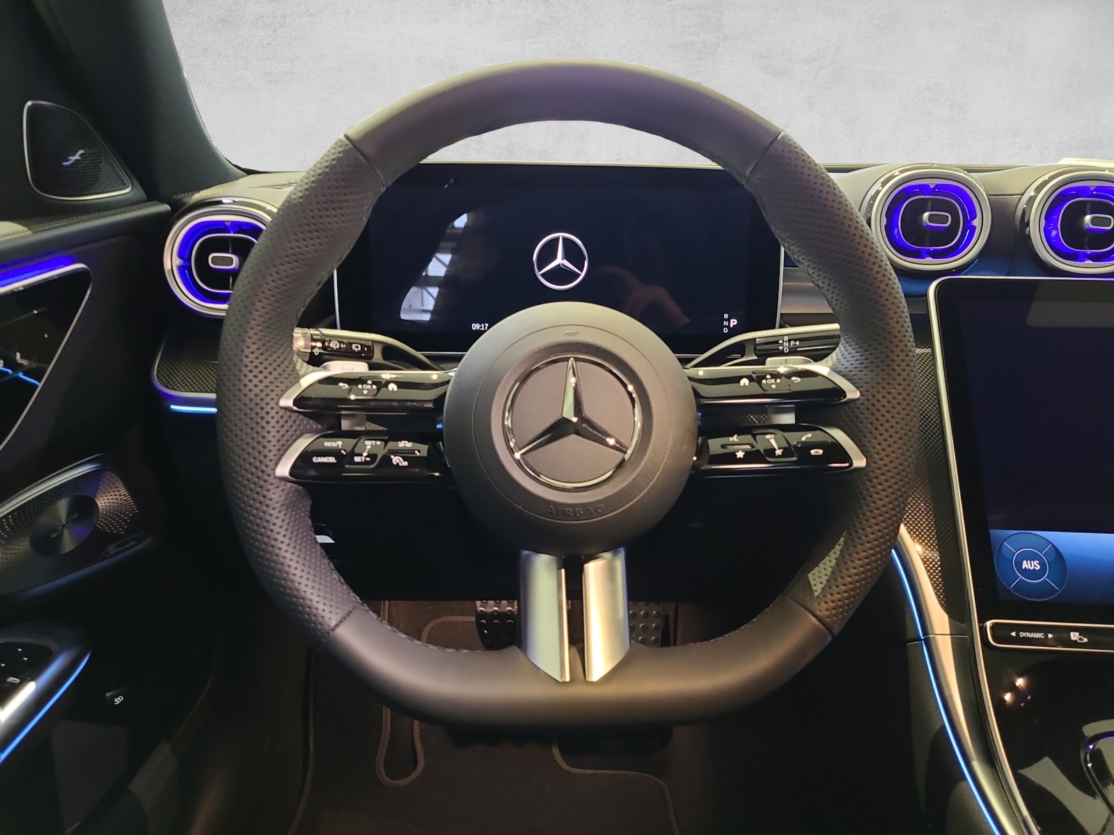 MERCEDES-BENZ C 200 AMG Line 4matic T-image-4