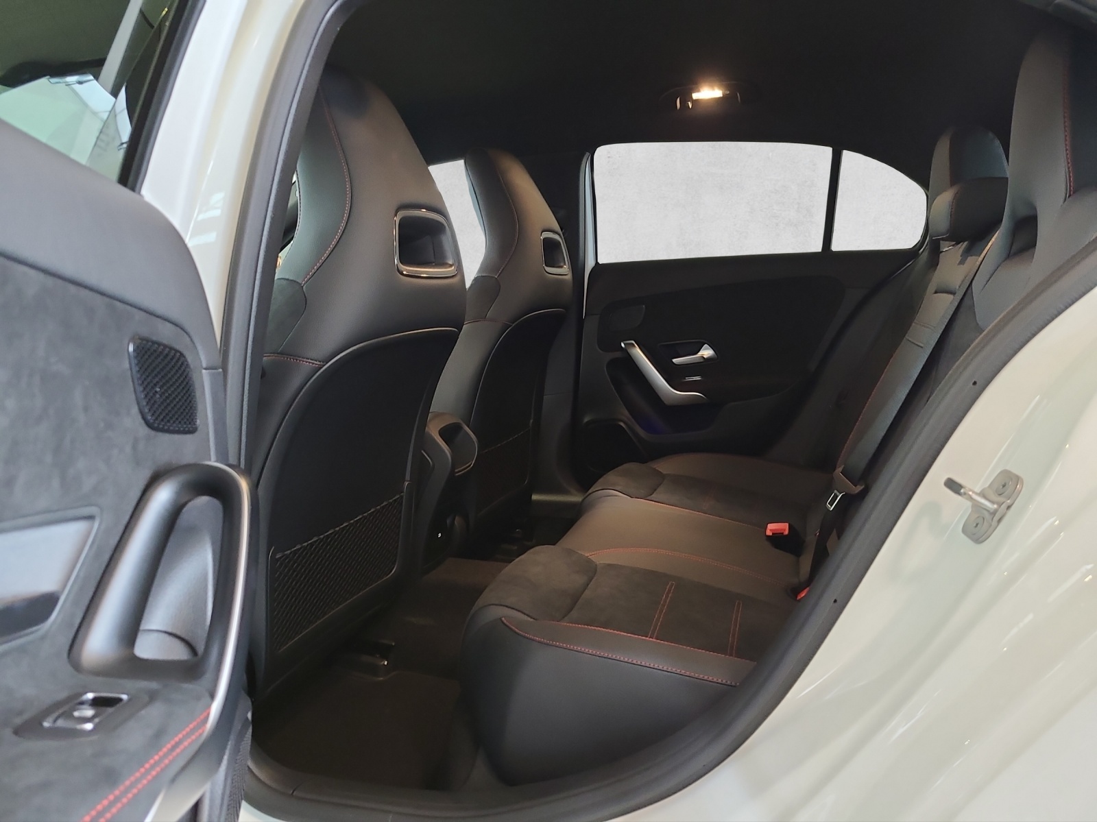 MERCEDES-BENZ A 250 AMG Line 4M W177-image-2
