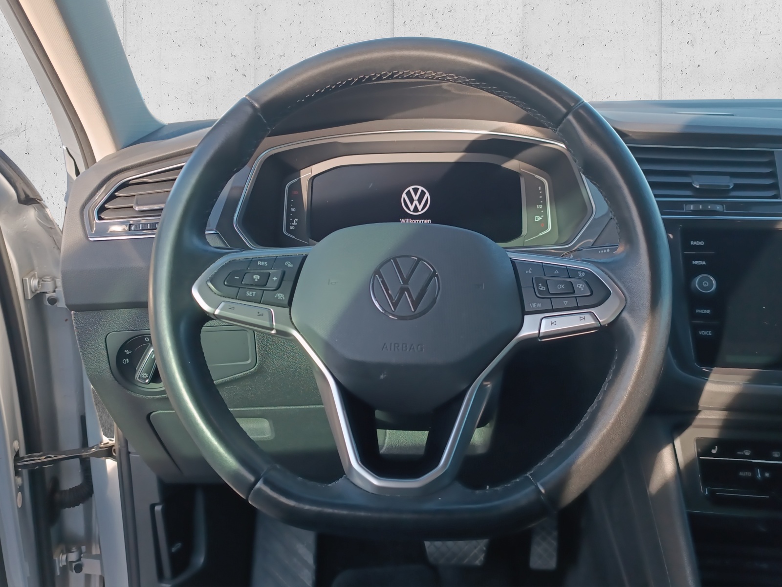 VW Tiguan 2.0 TDI SCR Elegance 4Motion DSG-image-9