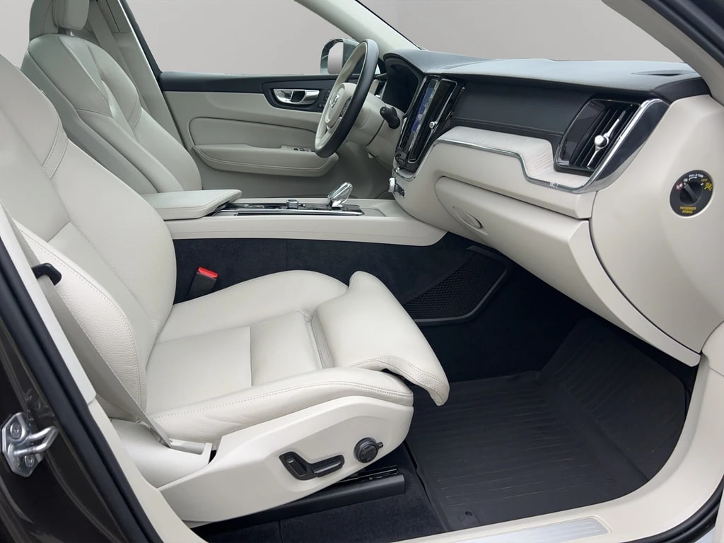VOLVO XC60 B4 Diesel Mild Hybrid AWD Momentum Geartronic-image-9