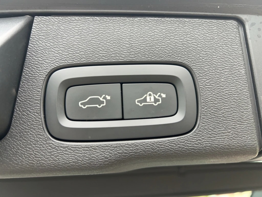 VOLVO XC60 B4 Diesel Mild Hybrid AWD Momentum Geartronic-image-18