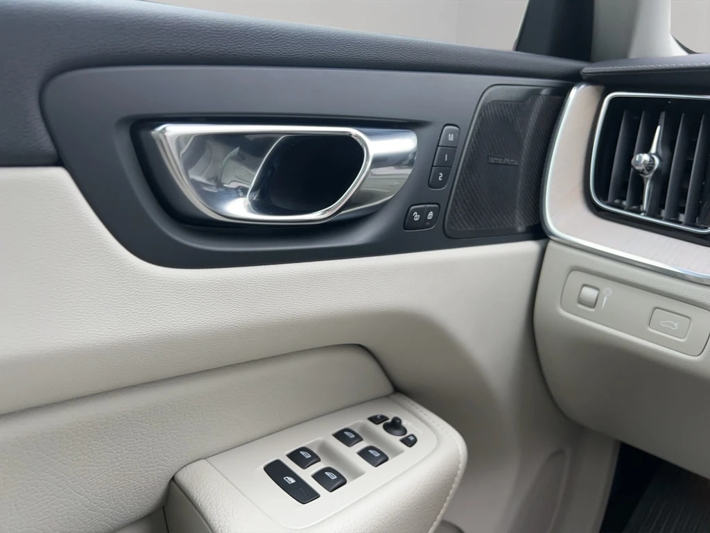 VOLVO XC60 B4 Diesel Mild Hybrid AWD Momentum Geartronic-image-14