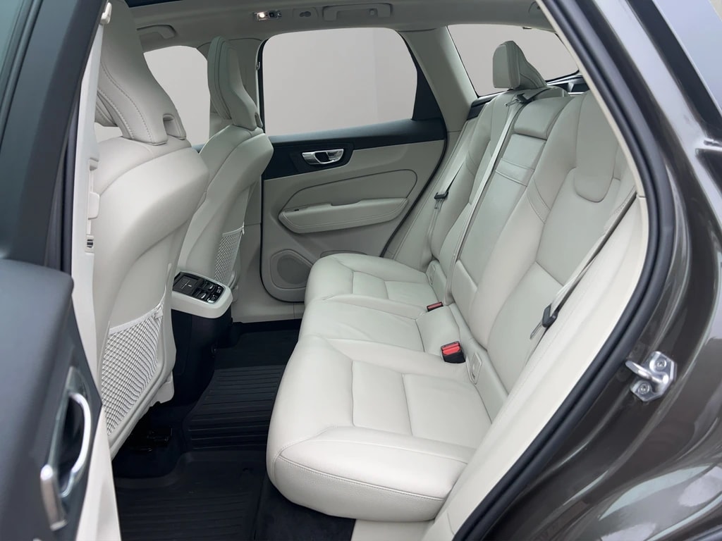 VOLVO XC60 B4 Diesel Mild Hybrid AWD Momentum Geartronic-image-16