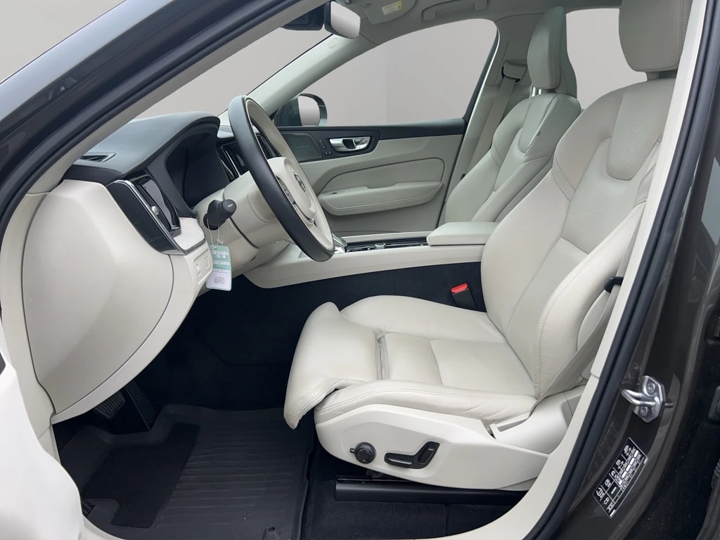 VOLVO XC60 B4 Diesel Mild Hybrid AWD Momentum Geartronic-image-8
