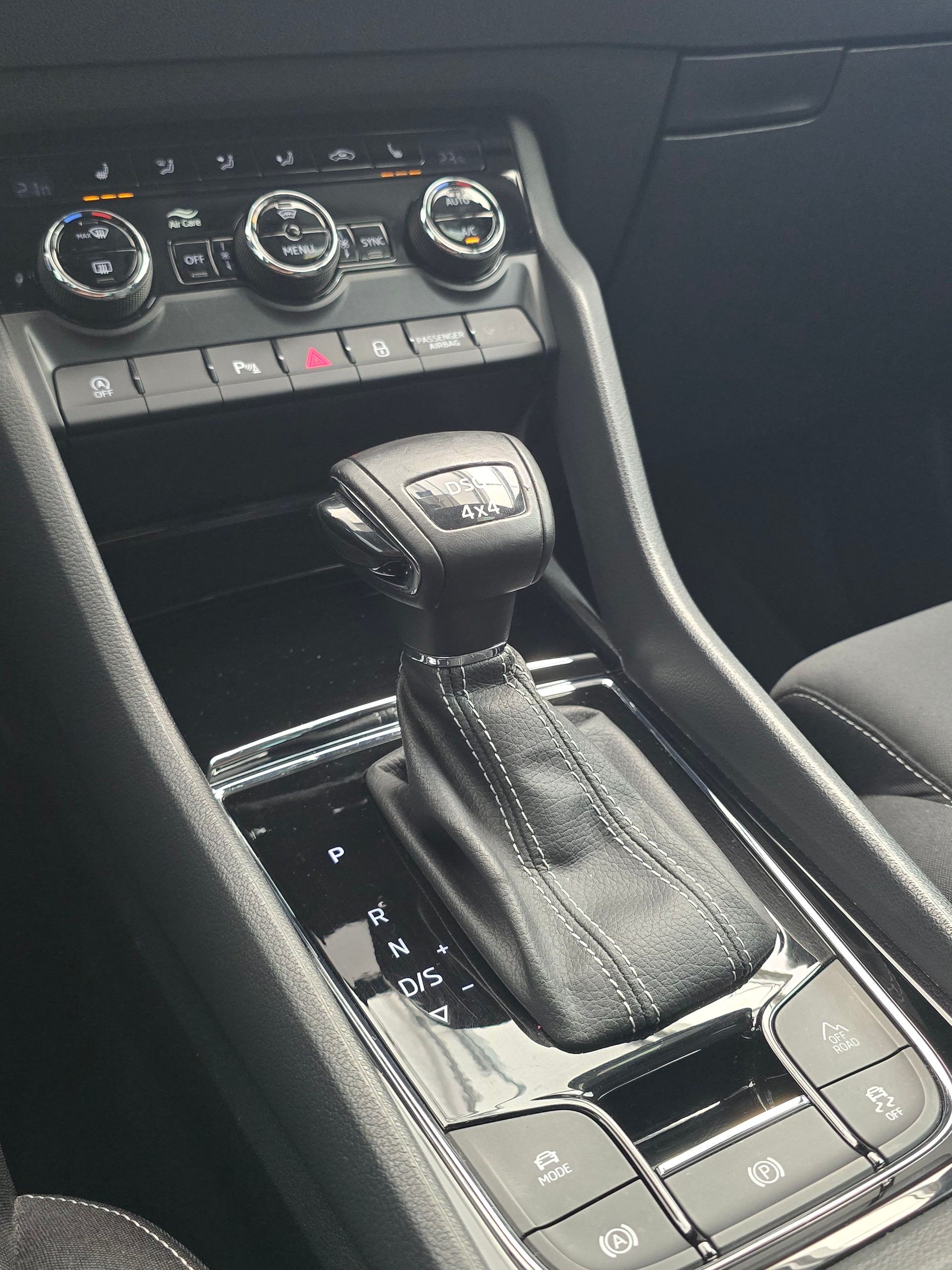 SKODA Karoq 2.0 TSI SportLine 4x4 DSG-image-11